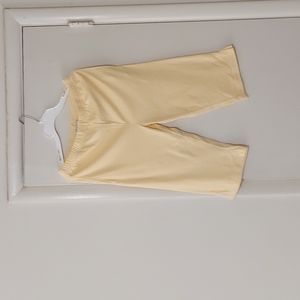 Woman capris, Lisa international, size L, yellow. Approx. Measurement:waist15"